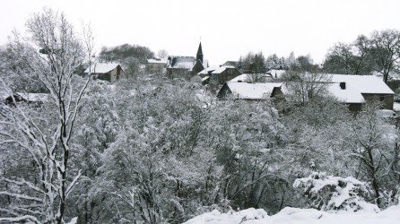 Brisy is a hamlet with 30 houses, most of them built with typical local bricks, lying in a green (and in winter white) valley, surrounded by meadows and fields