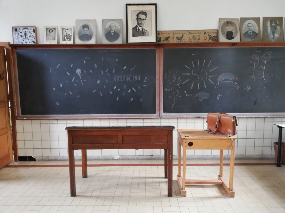 De oude klas met het schoolbord en de lessenaar van de meester.