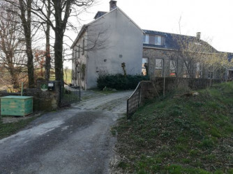 Je geniet zowel van de ruimte rond het woonhuis als van de school en haar speelplaats