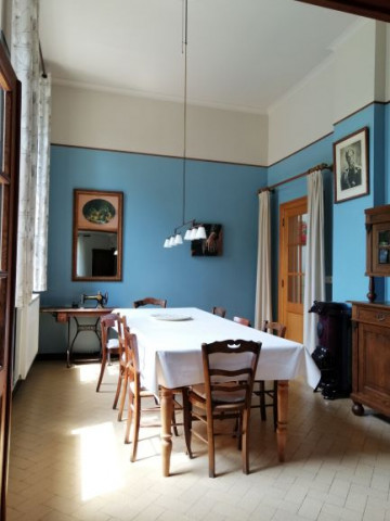 The old sewing class has been transformed into dining room, connecting onto the living room with a magnificent view of the back garden.