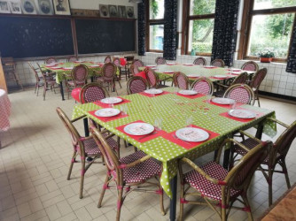 Iets te vieren? Dit is dé plek! In de oude klas, met het schoolbord, de hoge ramen en gezellige tafeltjes, gedekt voor 40 personen.