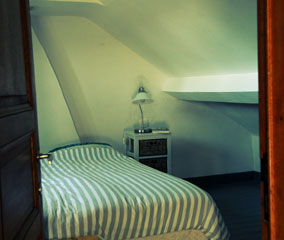 Foto kamer met opgedekt bed